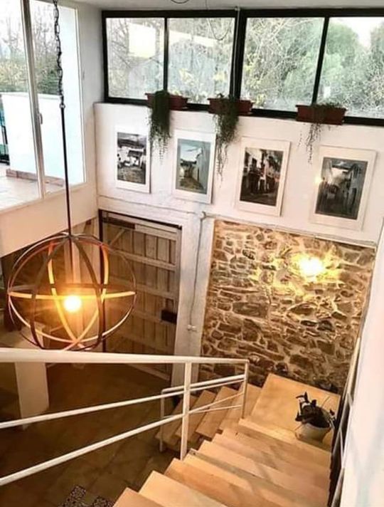 Foto Interior de la casa, se ven las escaleras desde arriba